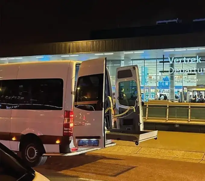 Rolstoelbus bij Schiphol voor reizigers uit Tiel